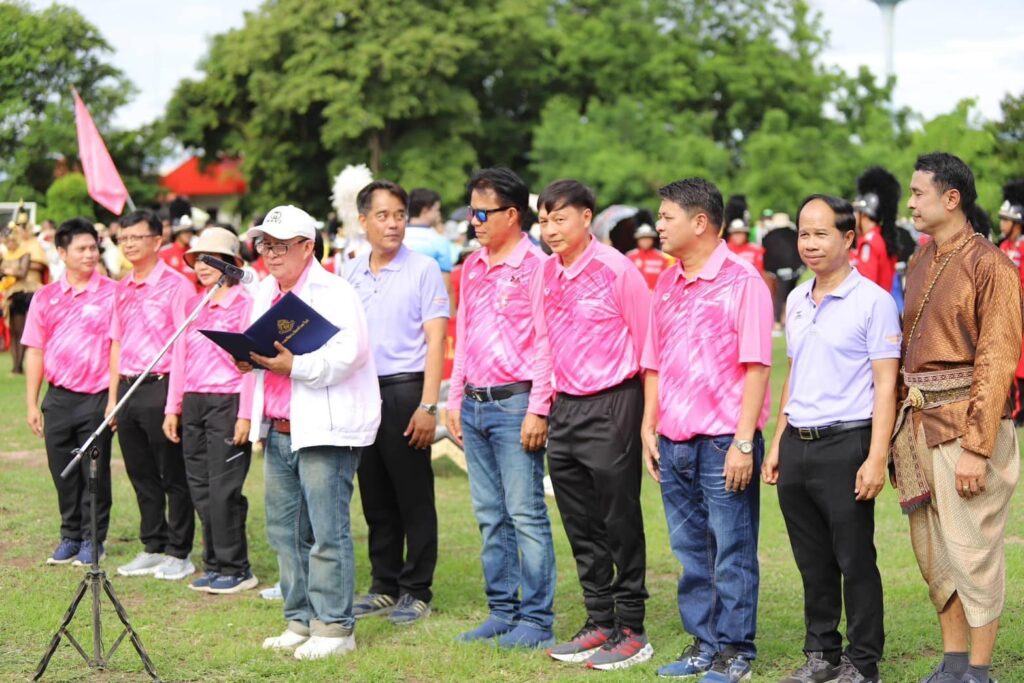 May be an image of 10 people and people golfing